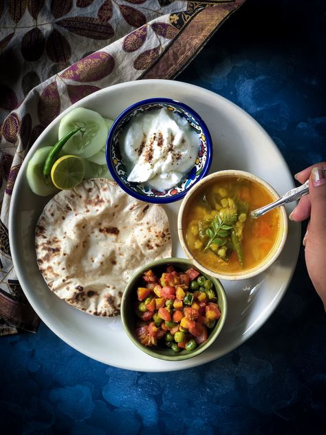 Indian food diversity is huge with its root dating back to Ayurveda Culture !! These Indian meal ideas are Healthy, nutritious, and comforting. #homecooked #indianfood #vegetarianfood #healthyfood #comfortfood #meatless #plantbaseddiet Healthy Food Plate, Indian Thali, Meals Vegetarian, Bowls Recipes, Veg Thali, Simple Foods, Toor Dal, Indian Meal, Indian Room