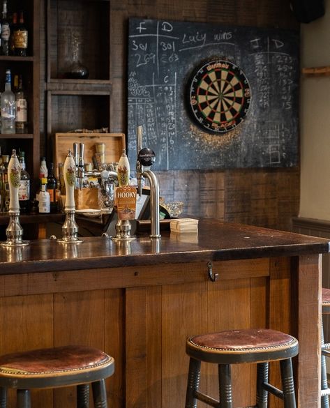 English Country Pub Interiors, English Pub Home Bar, English Country Pub, Pub Interior Design Modern, Country Bar Ideas, English Pub Basement, English Pub Aesthetic, British Pub Interior, Country Pub Interior