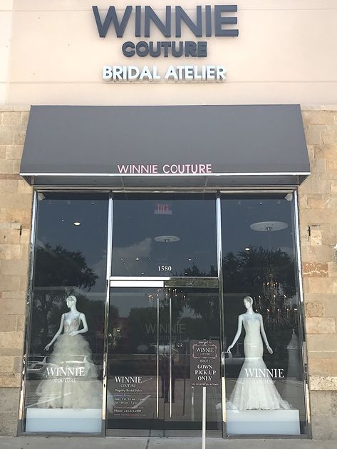 Bridal Shop Interior, Boutique Window Displays, Bridal Showroom, Retail Store Interior Design, Wedding Dress Store, Showroom Interior Design, Bridal Stores, Dress Store, Boutique Interior