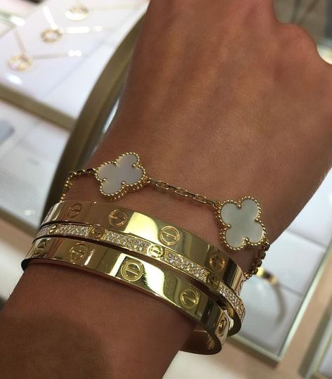 ✨ on Twitter: "gold jewellery… " Bracelets And Rings, Expensive Jewelry Luxury, Luxe Jewelry, Dope Jewelry, Classy Jewelry, Expensive Jewelry, Stacked Jewelry, Jewelry Lookbook, Cartier Love