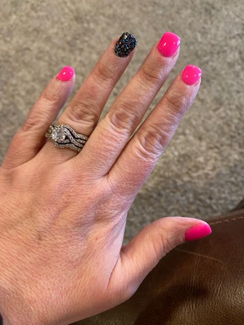 Hot Pink Dip Powder Nails With Design, Pink And Black Dip Nail Ideas, Black And Pink Dip Nails, Hot Pink Dip Powder Nails, Hot Pink And Black Nails, Hot Pink Homecoming, Sns Nails Colors, Gel Nails At Home, Gold Glitter Nails