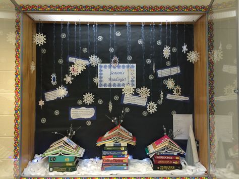 Winter display case Winter Display Case School, Winter School Display Case Ideas, Elementary School Display Case Ideas, School Display Case Ideas, School Display Case, School Hallway Displays, Display Case Ideas, Teaching Art Elementary, Winter Display