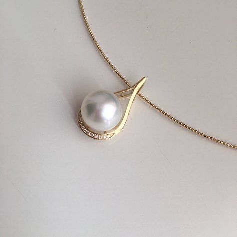 Pearl Pendant Designs Gold, Pearl Pendant Designs, Australia Accent, South Sea Pearl Necklace, White Pearl Jewelry, Pearl Jewelry Design, Pearl Bridal Jewelry, Gold Pendant Jewelry, Bangles Jewelry Designs