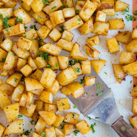 My Easy Breakfast Potatoes are crispy and flavorful on the outside, tender and fluffy on the inside. Made in your oven, these potatoes are a perfect side dish! Easy Breakfast Potatoes, Potatoes Crispy, Baby Potato, Pasta Rice, Yellow Potatoes, Vegan Brunch, Breakfast Potatoes, Food Critic, Mexican Rice