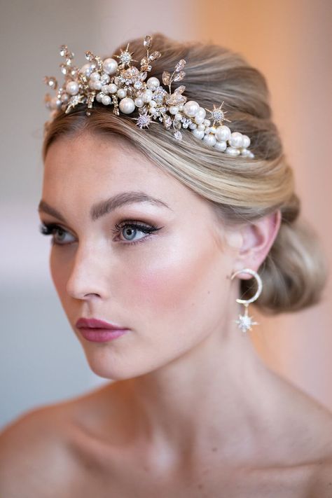 crystal and pearl headband  | Wedding hair and beauty | Bride headpiece | Bridal makeup and accessories #bride #headband #pearls #weddingtrends Pearl Headband Wedding, Gold Hair Vine, Wedding Hair Headband, Bride Headpiece, Bridal Headpiece, Crown Headband, Pearl Headband, Bridal Crown, Hair Vine