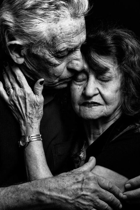 Old Couple Photography, Older Couple Poses, Older Couple Photography, Vieux Couples, Shooting Couple, Older Couple, Elderly Couples, Growing Old Together, Couple Romance