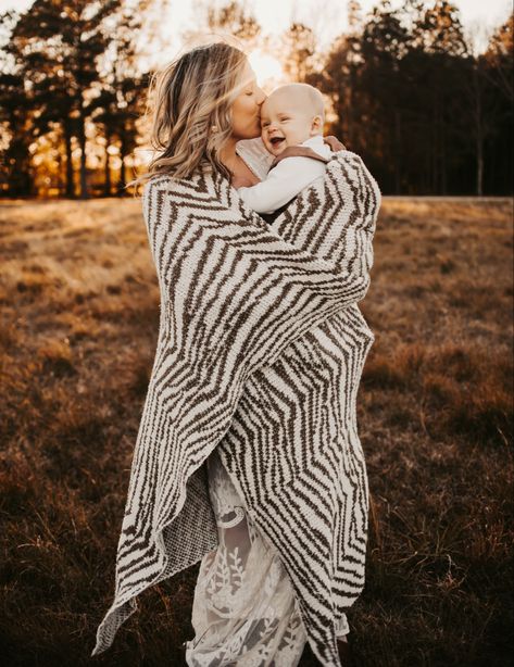 Mommy and me. Phototshoot. Boho family pictures Fall Family Photos With Blanket, Family Pictures With Blanket, Family Photoshoot Blanket, Family Photos With Blanket, Mommy And Me Photo Shoot Winter, Blanket Pictures Photo Ideas, Christmas Mommy And Me Pictures, Blanket Photoshoot Ideas, Boho Family Pictures