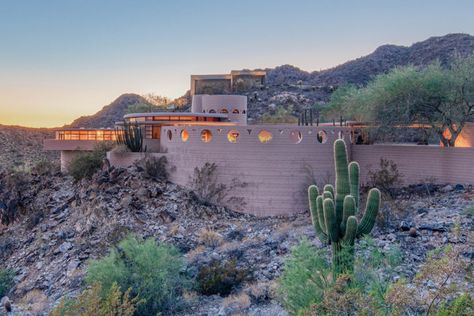 Last home designed by Frank Lloyd Wright will be auctioned off - Archpaper.com Robie House, Frank Lloyd Wright Design, Frank Lloyd Wright Homes, Sun House, Phoenix Homes, New York Museums, Organic Architecture, Frank Lloyd, Lloyd Wright