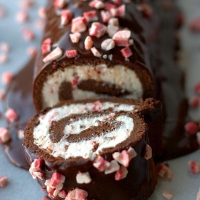 Chocolate Peppermint Roulade: a holiday show stopper!  so doing this Peppermint Cake Roll, Rolled Cake, Chocolate Peppermint Cake, Peppermint Dessert, Peppermint Cake, Mocha Cake, Christmas Log, Cake Roll Recipes, Log Cake