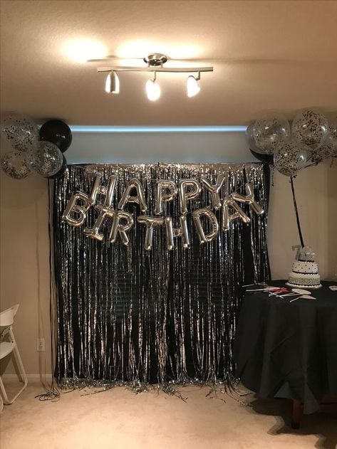 Guy Birthday Backdrop, Sweet 16 Birthday Centerpieces, 16 Birthday Party Backdrop, Back Drop Birthday Ideas, 21st Birthday Ideas Backdrop, Black 25th Birthday Party Ideas, Birthday Decoration Ideas Black And Silver, Black And Silver 30th Birthday Party, Black And Silver 40th Birthday Ideas