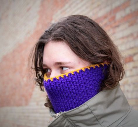 Free crochet pattern for a beginner friendly crochet face warmer. Using a simple moss stitch it has a nice pattern to it, while still being simple great for when you don't know what to crochet for the men in your family! Crochet Mens Scarf, Face Wrap, Crochet Men, Crochet Neck Warmer, Crochet Christmas Gifts, Crochet Cowl Pattern, Crochet Faces, Crochet Ear Warmer, Face Mask Design