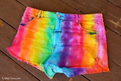 Time to hack those winter jeans into summer shorts! While you're at it, let's add a gob of color! Here is my tutorial for DIY rainbow shorts! AND scroll down to see a linky party and a prize pack giveaway too!   If you don't want to take the scissors to your own jeans, you can find cut-offs at the thrift store on the cheap. And of course, stores like Target, Forever 21 or Walmart. Just make sure they are cotton because cotton take the dye best!  Pick up a box of Tulip One-Step Fabric Dye, ev... Diy Tie Dye Shorts, Dye Projects, Rainbow Shorts, Ty Dye, Tie Dye Patterns Diy, Tie Dye Party, Tie Dye Crafts, Dye Jeans, Summer Tie Dye