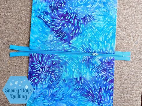 How to Make Zippered Book Sleeves — Snowy Days Quilting Quilt Book Cover, Zipper Tutorial, Sewing Pattern Book, Book Sleeves, A Dance With Dragons, Book Pouch, Beginner Sewing Projects Easy, Sewing Book, Custom Book