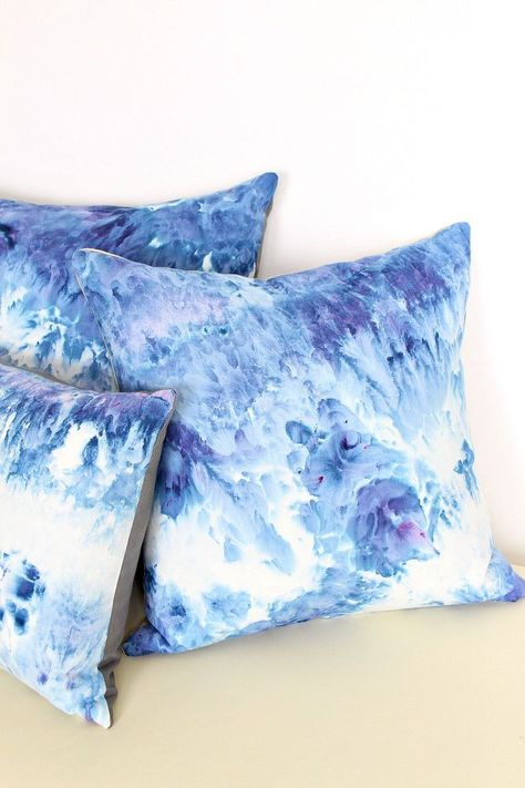 Want to create one of a kind fabric designs with an organic feel?  Ice dyeing is SO much easier than even shibori or tie dyeing and the result is an exciting su… Diy Throw Pillows, Tie Dye Bedding, Dyed Pillows, Dyeing Tutorials, Diy Dye, Ikea Alex, Tie Dye Crafts, Diy Ombre, Diy Bricolage