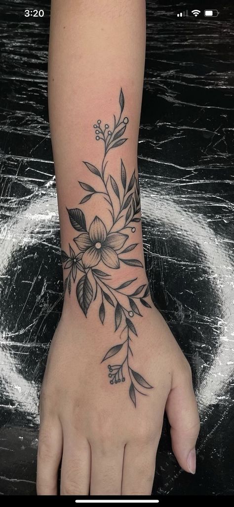 Wrap Around Wrist Tattoos, Basic Tattoos, Bauch Tattoos, Forearm Tattoo Women, Leg Tattoos Women, Small Hand Tattoos, Makijaż Smokey Eye, Subtle Tattoos, Sleeve Tattoos For Women