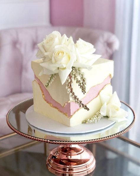 Tort Special, Patisserie Fine, Cake With Flowers, Beauty Cakes, Beautiful Cake Designs, Elegant Birthday Cakes, Creative Birthday Cakes, Beautiful Birthday Cakes, Cake Decorating Designs