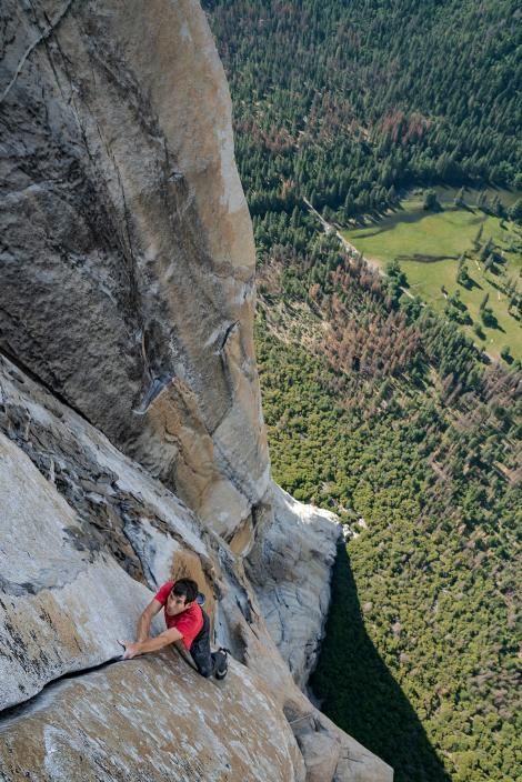 How Alex Honnold free solo climbed Yosemite's El Capitan Yosemite Climbing, Solo Climbing, Alex Honnold, Extreme Climbing, Jimmy Chin, Free Climb, Rock Climbers, Yosemite Valley, Mountain Climbing