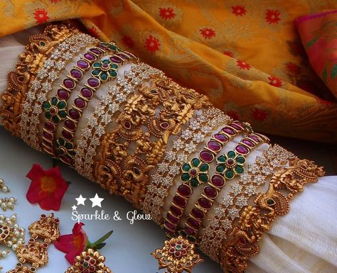 Antique Bangles Set ~ South India Jewels Antique Bangles, Silk Bangles, Ruby Bangles, Kundan Bangles, Antique Gold Jewelry Indian, Gold Bangle Set, Heritage Jewellery, Jewelry Set Design, Bangles Set