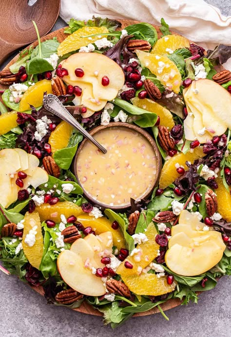 Christmas Salad on a round platter with a round bowl of vinaigrette in the center. Apple Pomegranate, Christmas Salad Recipes, Christmas Salad, Winter Salad Recipes, Holiday Salads, Christmas Meals, Christmas Dinners, Christmas Salads, Holiday Dinner Table