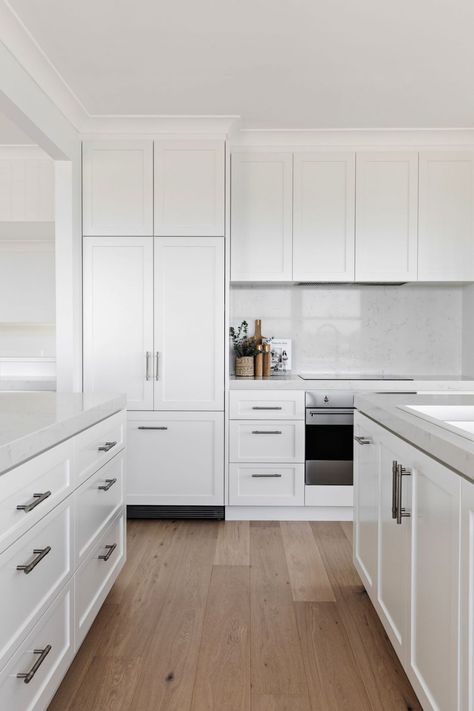 A look through this classic all-white kitchen - Style Curator Luxury White Kitchen, Hampton Style Kitchen, Modern Classic Kitchen, Modern Shaker Kitchen, White Kitchen Cupboards, Hamptons Kitchen, Styl Hampton, Home Decor Ideas Kitchen, White Shaker Kitchen