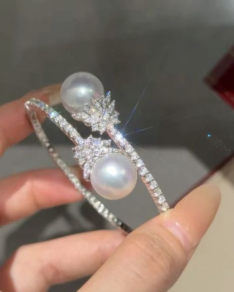 ANNIE CASE FINE JEWELRY on Instagram: "✨ This Diamond and Australian White South Sea Pearl Bracelet showcases unparalleled elegance! 🌟 With 12-13mm virtually flawless perfect round pearls and a full diamond setting, it sparkles beautifully. Setting in 18k white gold, this luxurious piece is a must-have! 💎✨  DM for inquiries @anniecasepearl . . . . . . . . . . HYL240722WSB92400  #PearlBracelet #LuxuryJewelry #southseapearls#diamondbangle #diamondbracelet #Bracelet #JewelryDesign#anniecasepearl#diamondbagle" Pearl And Diamond Bracelet, Sea Pearl, Diamond Settings, South Seas, South Sea Pearls, Pearl Bracelet, Luxury Jewelry, Diamond Bracelet, Jewelry Design