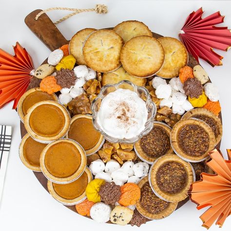 Stephanie | The Party Darling on Instagram: “Looking for a simple and inexpensive dessert idea for Thanksgiving. How about a Pie Charcuterie Dessert Board? 🥧 Inexpensive Desserts, Thanksgiving Charcuterie Board, Thanksgiving Charcuterie, Thanksgiving Snacks, Decorações Com Comidas, Glam Pad, Charcuterie Inspiration, Party Food Platters, Snack Board