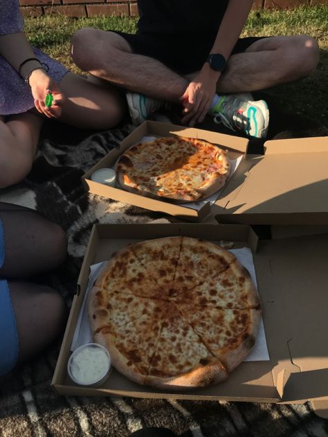 #pizza #friends #friendgroup #outdoor #summer #summeractivity #bucketlist #picnic #recipe #aesthetic #fast Pizza With Friends, Summer Friends Aesthetic, Recipe Aesthetic, Friends Aesthetic, Summer Friends, Outdoor Summer, Summer Activities, Pizza, With Friends