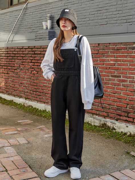 Overalls Outfit Grunge, Salopette Outfit, Overalls Outfit Aesthetic, Black Overalls Outfit, Styling Overalls, Denim Overalls Outfit, Celana Jogger Wanita, Tomboy Stil, Moda Grunge