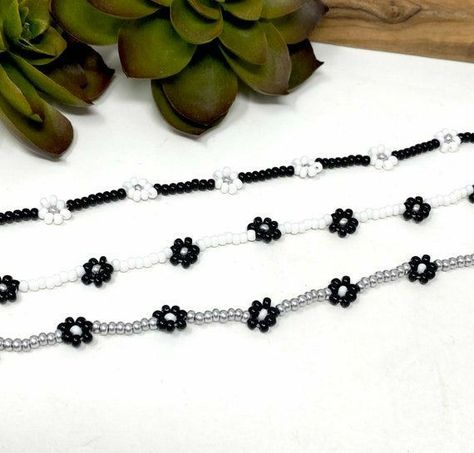 Black Beaded Choker, Black Beaded Flower Necklace, Black And White Beaded Bracelet, Sead Bead Necklace, Flower Seed Bead, White Beads Bracelet, Beaded Braclets, Diy Beaded Rings, Seed Bead Choker