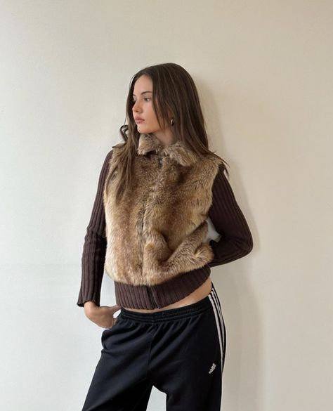 Outfit Ideas Adidas, Brown Outfit Ideas, Outfit Ideas Model, Gilet Outfit, 2023 Outfit Ideas, Fur Vest Outfits, Ruby Lyn, Fur Gilet, Autumn Fits