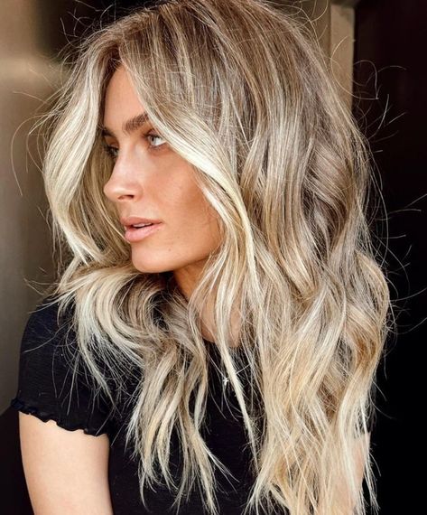 Shiny Milk and Honey Balayage Idea Elegant Wavy Hairstyles, Beach Blonde Highlights, Balayage Hair Ideas, Beach Blonde Hair, Blonde Balayage Hair, Platinum Blonde Balayage, Balayage Hair Color Ideas, Honey Balayage, Balayage Hair Color