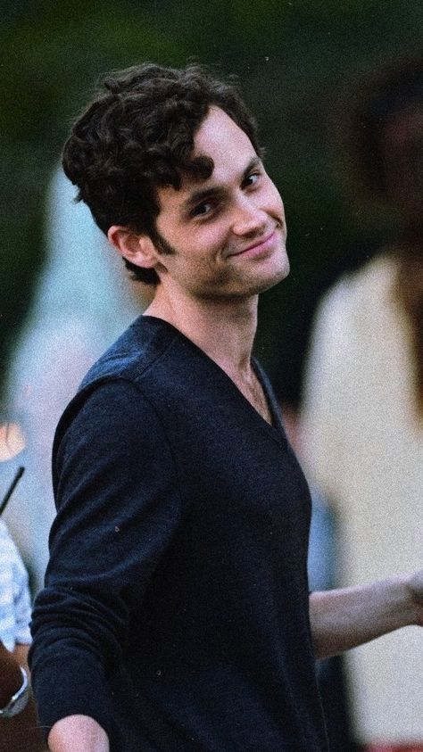 Penn Badgley 2000s, You Series Wallpaper, Joe From You, You Joe Goldberg, Penn Badgley Wallpaper, Penn Badgley Aesthetic, You Joe Goldberg Wallpaper, Joe Goldberg Wallpaper, Joe Goldberg Icon