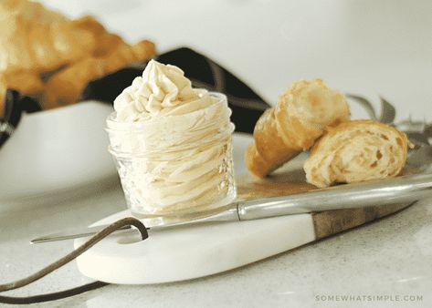 Whipped Honey Butter Recipe, Whipped Honey Butter, Easy Honey Butter, Homemade Honey Butter, Flavored Butter Recipes, Butter Recipes Homemade, Honey Butter Recipe, Food Sides, Whipped Honey