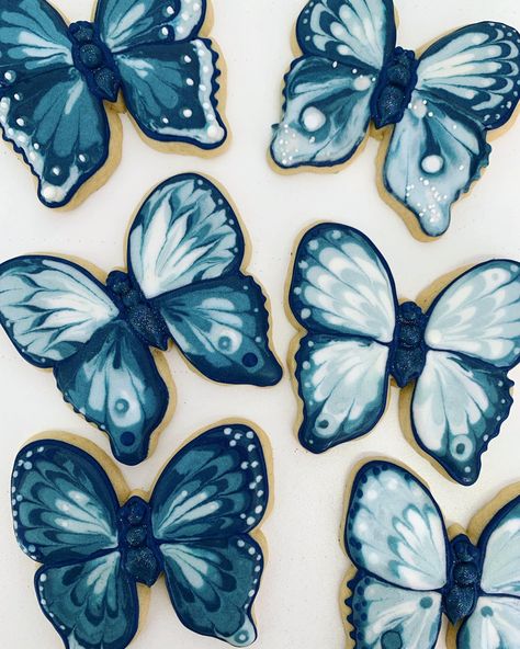 Royal icing butterfly cookies, feathering layers of blue toned royal icing is incredibly satisfying, and quite easily creates natural looking butterfly wings. I was surprised at how well these cand out… by Dominique le Grange @dom.illustration Butterfly Royal Icing, Butterfly Sugar Cookies, Flood Cookies, Flooding Cookies, Butterfly Birthday Cakes, Butterfly Cookies, Pinterest Room, Butterfly Photography, Cutout Cookies