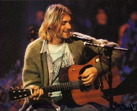 Holding A Guitar, Curco Vein, Kurt Cobain Photos, Donald Cobain, Krist Novoselić, Mtv Unplugged, Nirvana Kurt Cobain, Nirvana Kurt, Smells Like Teen Spirit