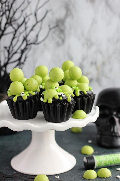 Witch's Cauldron Cupcakes - Baking with Blondie Cauldron Cupcakes, Harry Potter Cauldron, Dark Chocolate Cake Recipes, Baking With Blondie, Cauldron Cake, Witch's Cauldron, Wilton Candy Melts, Green Cupcakes, Halloween Food Ideas