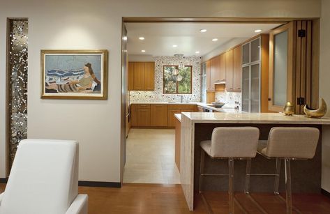 4 Ideas on Creating a Semi-Open Kitchen Semi Open Kitchen Design, Semi Open Kitchen, Breakfast Bar Table, Closed Kitchen, Kitchen Step Stool, Kitchen Modular, Concept Kitchen, Kitchen Floor Plans, Kitchen Design Open