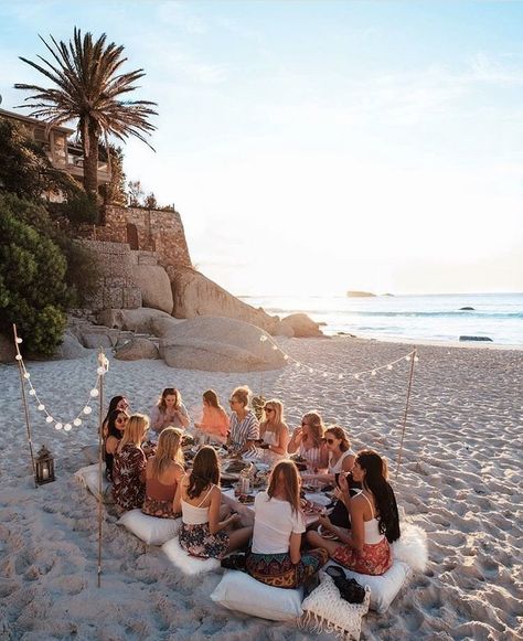 Beach Picnic Party, Clifton Beach, Beach Dinner, Beach Birthday Party, Picnic Inspiration, Boho Picnic, Beach Bonfire, Beach Birthday, Elle Decoration