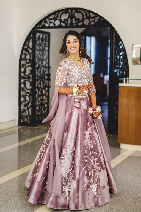 Mehendi Lehenga, Gorgeous Lehenga, Mehndi Outfits, Velvet Lehenga, Mehendi Outfits, Delhi Wedding, Lehenga Collection, Lehenga Designs, Indian Designer Outfits