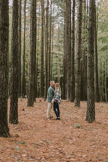 Pine Tree Pictures Family, Family Pine Tree Photos, Family Pictures In Pine Trees, Pine Trees Photoshoot, Pine Forest Photography Couple, Pine Forest Family Photoshoot, Pine Tree Christmas Photoshoot, Pine Tree Photoshoot Family Pictures, Pine Tree Couple Photos