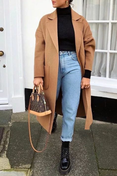 25 Stylish Outfits with Mom Jeans To Wear Now Fashion Outfits Hijab, Camel Coat Outfit, Winter Mode Outfits, Mama Jeans, Doc Martens Outfit, Jeans Trend, Fall Fashion Coats, Look Jean, Mom Jeans Outfit