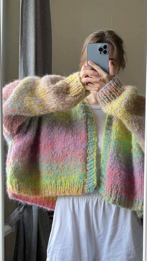 Colourful Knitted Sweater, How To Style A Sweater, Colorful Sweater Outfit, Colorful Knitting, Crochet Store, Colorful Knit, Crochet Fashion Patterns, Knit Stitch, 로고 디자인