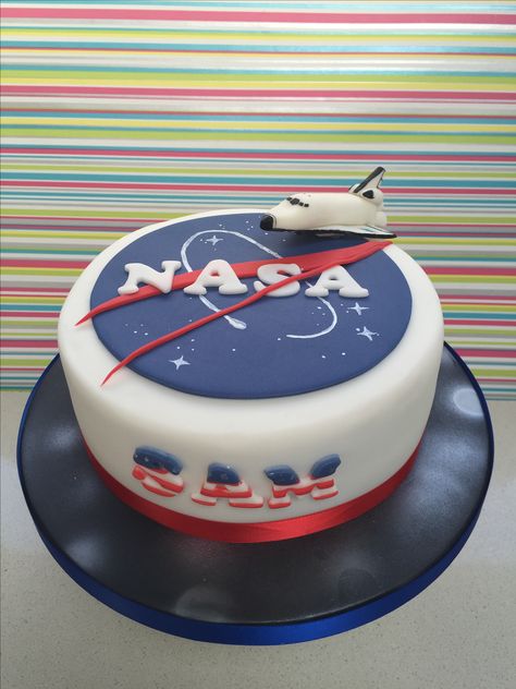 After our trip to NASA, had to be a NASA cake for our little boy Nasa Cake Ideas, Nasa Cake Birthday, Nasa Cake, Space Theme Party Food, Space Birthday Party Food, Space Themed Desserts, Nasa Party, Space Party Food, Solar System Cake