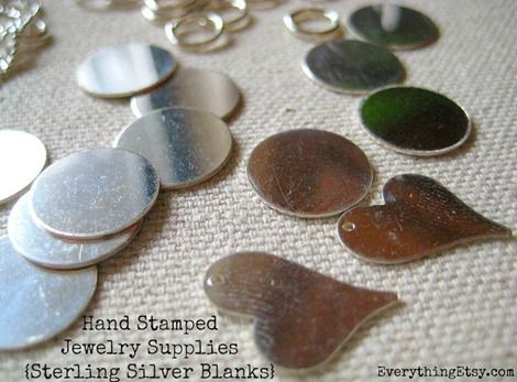 Diy Initial Necklace, Diy Necklaces Tutorial, Silver Jewelry Diy, Hand Stamped Metal, Metal Stamped Jewelry, Hand Stamped Necklace, Necklace Tutorial, Diy Jewelry Findings, Hand Stamped Jewelry