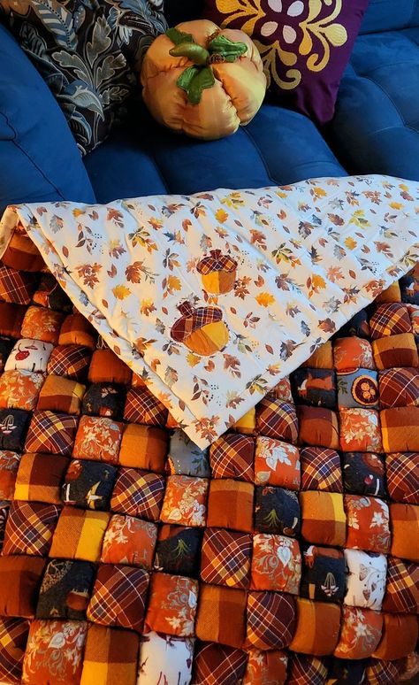 Fall Harvest Puff Quilt Fall Patchwork Quilt, Embroidery On Blankets Ideas, Big Sewing Projects, Diy Fall Blankets, Blanket Ideas Sewing, Easy Fall Sewing Projects, Sewing Projects Halloween, Sewing Fall Projects, Fall Quilt Ideas