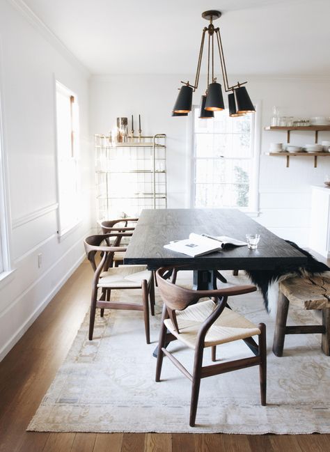 these habits will help you have an uncluttered home Dining Room Table And Chairs, Minimalist Dekor, Minimalist Dining Room, Farmhouse Side Table, Dining Table Rug, Dining Room Inspiration, The Dining Room, Room Lighting, Black Table