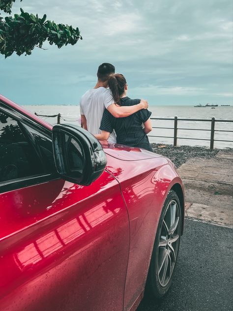 Couple Car Poses Instagram, Pre Wedding Photoshoot Unique, Pre Wedding With Car, Car Pictures Couple, Couple Pose With Car, Car Poses Couples, Car Poses For Couples, Couple Shoot With Car, Car Pre Wedding Shoot