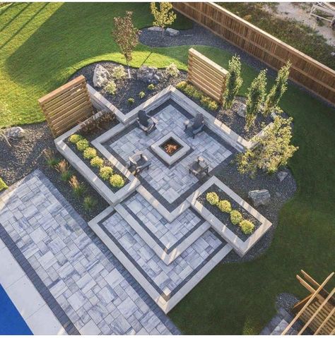 Interesting design I found on Facebook. Love the layers, hedge placement, and divider placement. Hardscaping Ideas, Building A Stone Wall, Hardscape Backyard, Stone Landscaping, Patio Fireplace, Hardscape Design, Diy Raised Garden, Outdoor Entertaining Spaces, Fire Pit Area