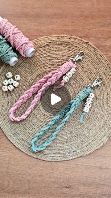 Simple Macrame Keychain Diy, How To Make Beaded Keychains, Macrame Keyrings, Macrame Simple, Keyring Ideas, Personalized Macrame, Diy Fails, Simple Macrame, Keychain Craft