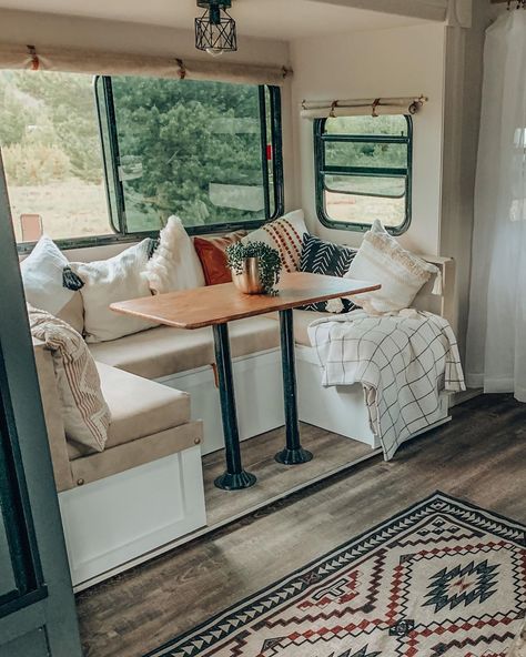 21 stunning RV interiors and how they decorted. Remodel and decorating tips and ideas for other RVers looking for inspiration. Rv Interiors, Motorhome Remodel, Glamper Camper, Rv Interior Remodel, Camper Interior Design, Camper Trailer Remodel, Vintage Camper Remodel, Trailer Decor, Kombi Home